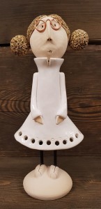 Dziewczynka ceramiczna w białej sukience