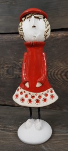 Postać ceramiczna Zuza w czerwonym berecie