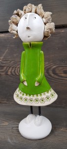 Dziewczynka ceramiczna w zielonej sukience