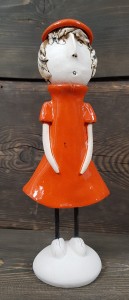 Figurka ceramiczna dziewczynka w czerwonej sukience