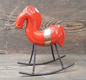 Konik na biegunach ceramiczny czerwony