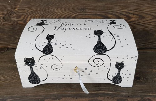 kuferek_wspomnien_koty_na_galezi.jpg